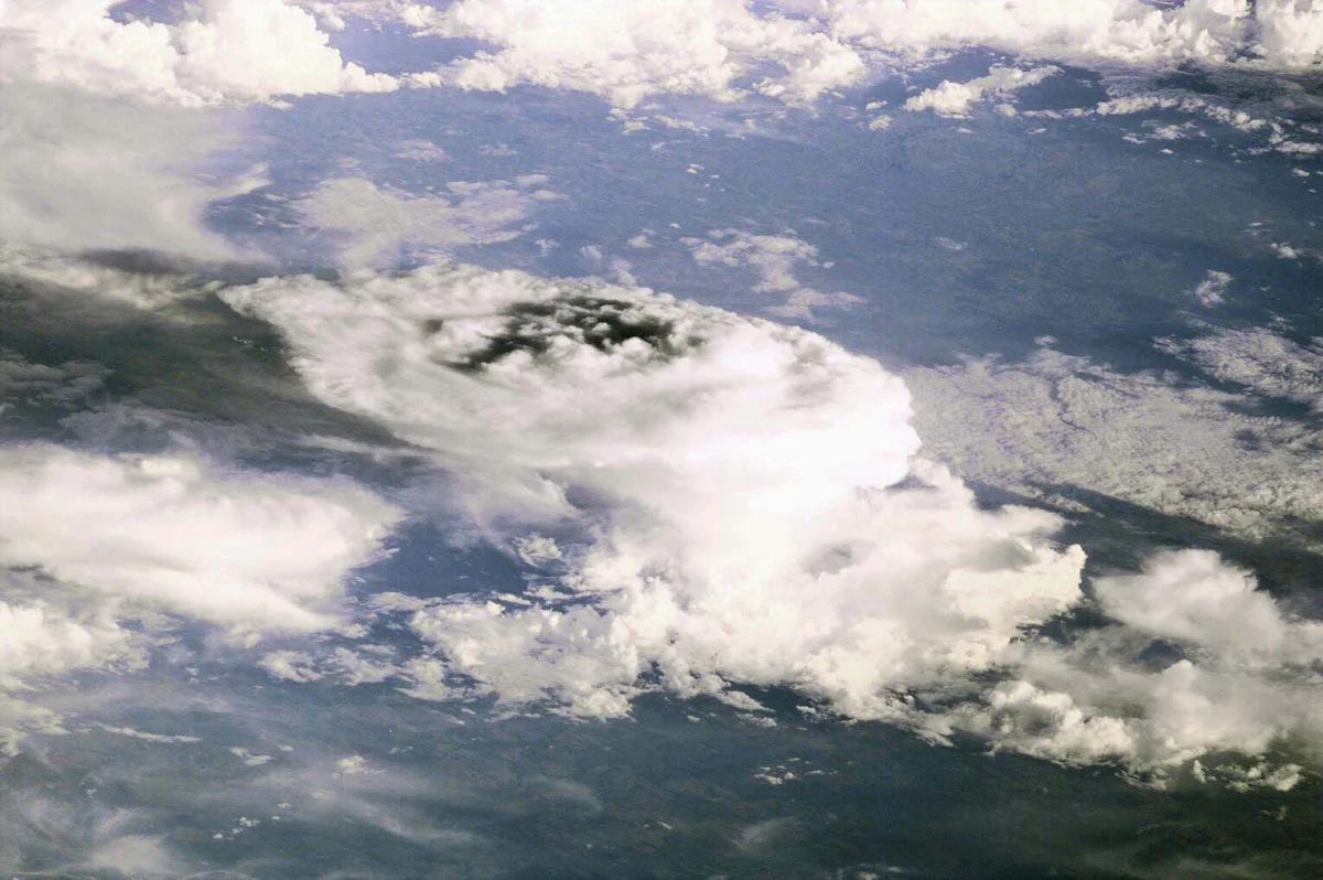 Vue de la surface terrestre et de son atmosphère depuis la Station spatiale internationale.