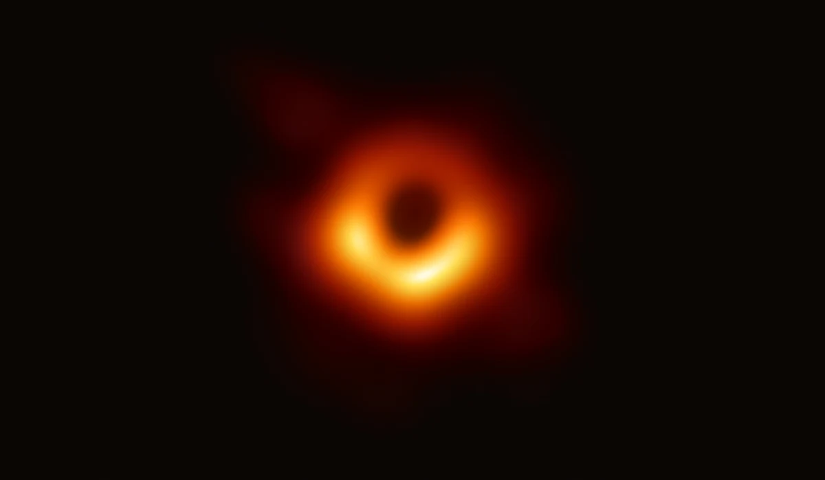 Anneau lumineux autour d’une zone centrale sombre : image radio reconstruite de l’environnement du trou noir de M87.