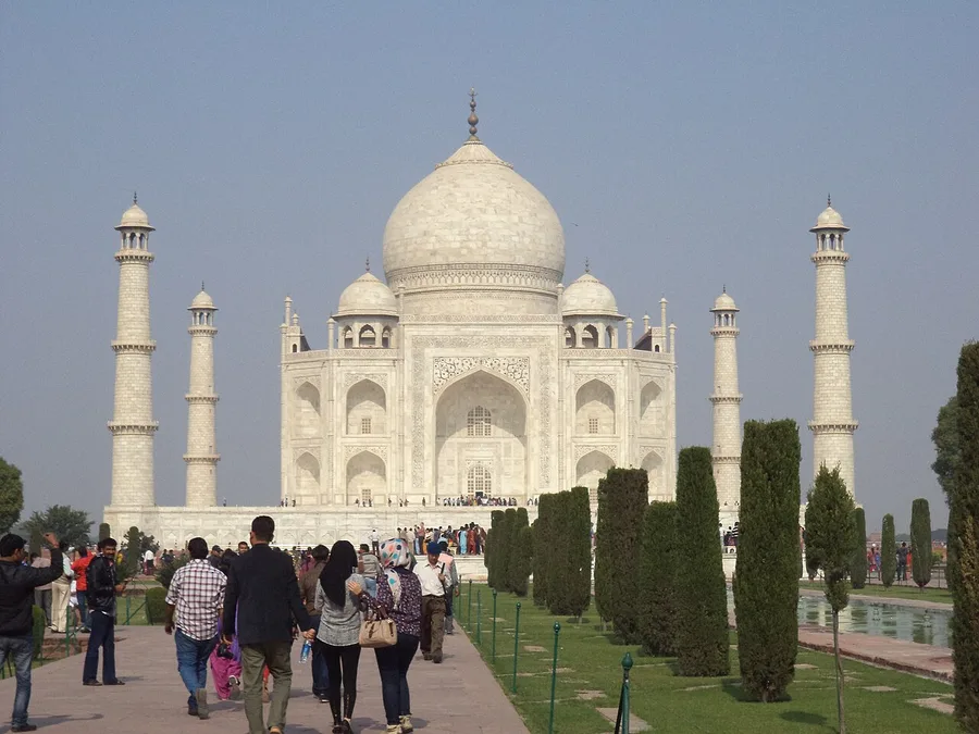 Vue photographique de la façade du Taj Mahal à Agra, prise en 2012 selon la notice.