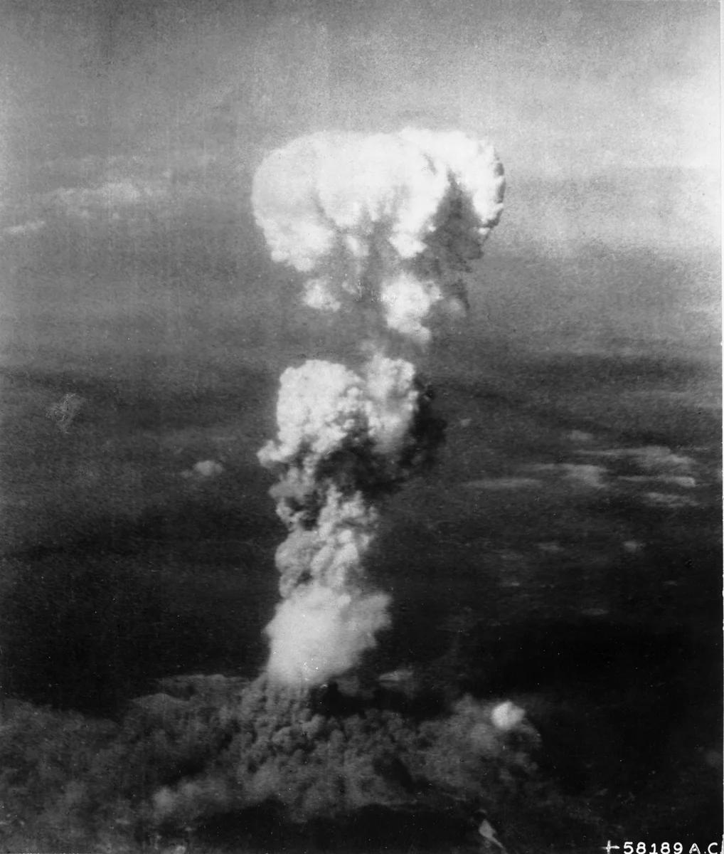 Colonne de fumée et nuage au-dessus d’Hiroshima après le bombardement atomique.